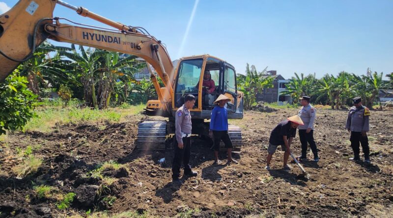 Polres Pelabuhan Tanjungperak Datangkan Alat Berat Bantu Petani Olah Lahan Pascapanen img 20260610 wa0010