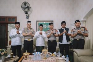 Perkuat Sinergi Kamtibmas, Kapolda Jatim Silaturahmi dengan Sejumlah Ulama di Kediri img 20261020 wa0009